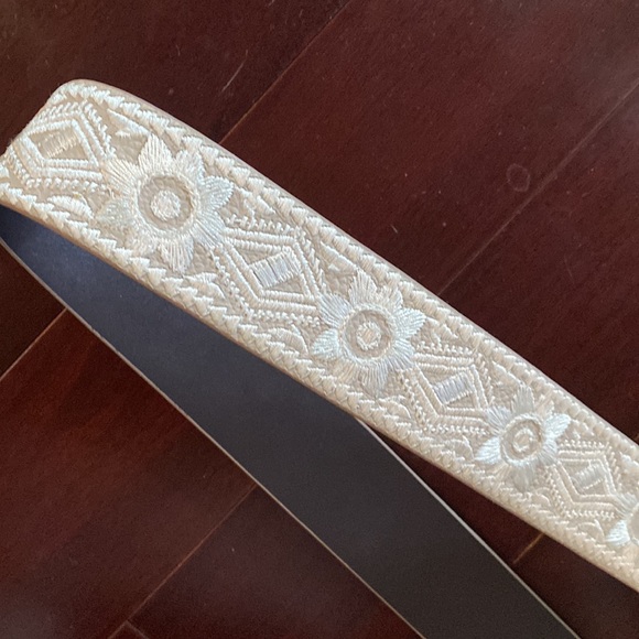 Leather& embroidery guitar strap NWT - Picture 2 of 4